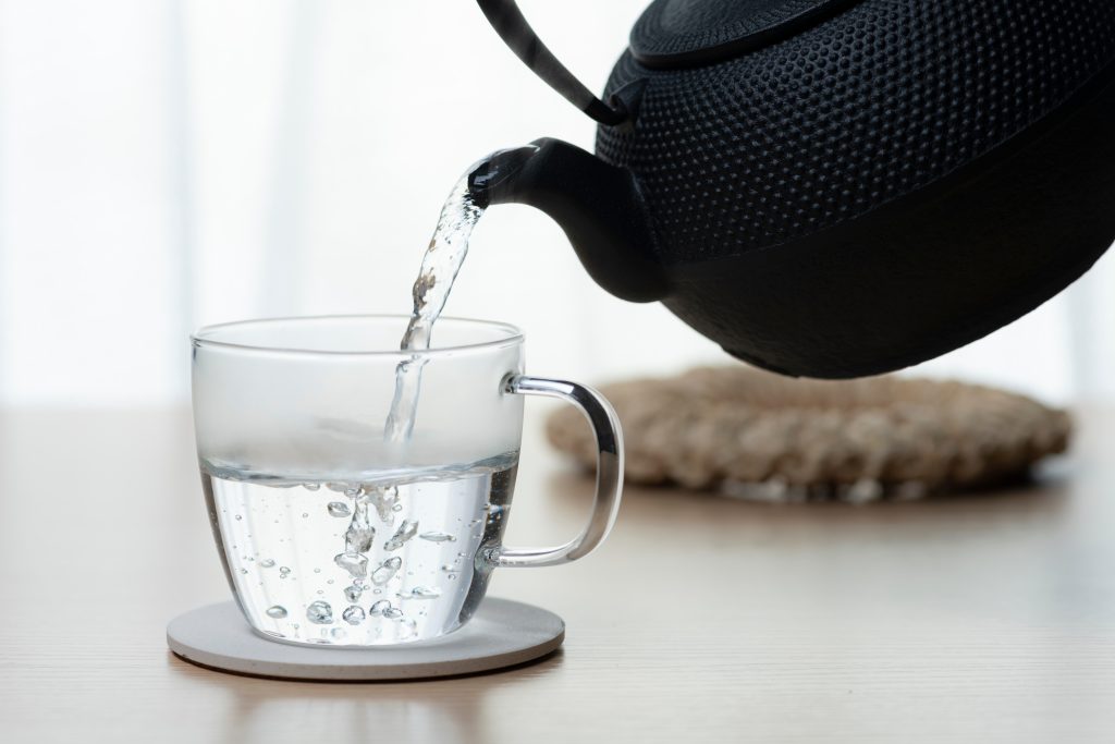 朝の寝起きに一杯の白湯を飲む