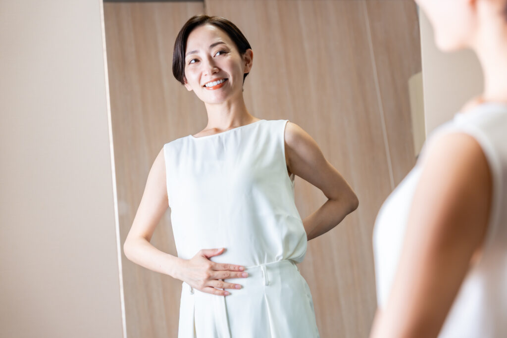 お腹を触る女性