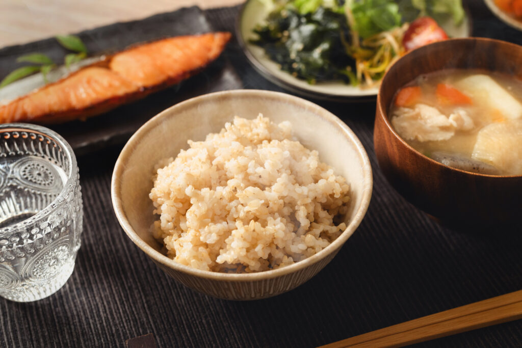 玄米ごはんとお味噌汁と惣菜